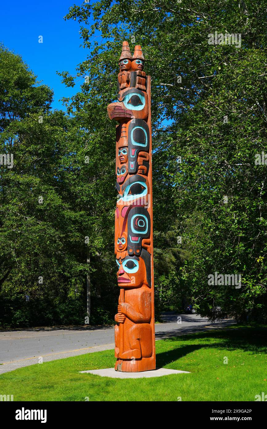Totem peint en bois devant le Totem Heritage Center à Ketchikan, Alaska, États-Unis Banque D'Images