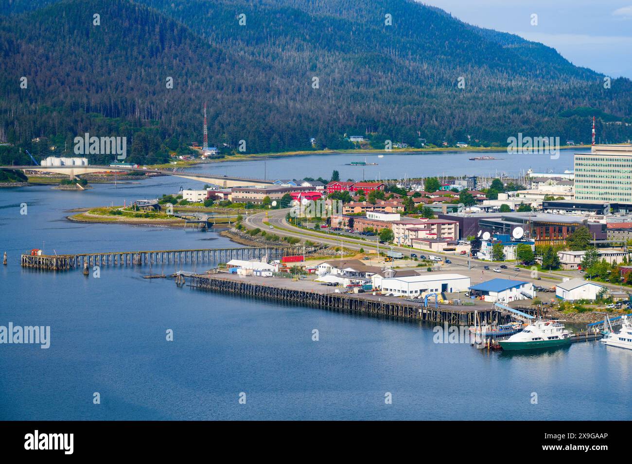 Vue aérienne du pont Douglas enjambant le canal Gastineau entre le centre-ville historique de Juneau et Douglas Island en Alaska, États-Unis Banque D'Images