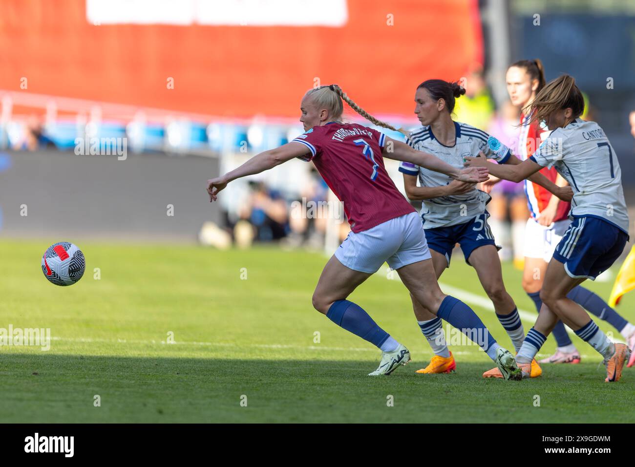 Oslo, Norvège 31 mai 2024 Maria Thorisdottir, de Norvège, et Brighton & Hove Albion à la poursuite du ballon lors de la ronde de qualification du Championnat d'Europe féminin de l'UEFA match du Groupe A1 entre les norvégiennes et les italiennes au stade Ullevaal à Oslo, Norvège crédit : Nigel Waldron/Alamy Live News Banque D'Images