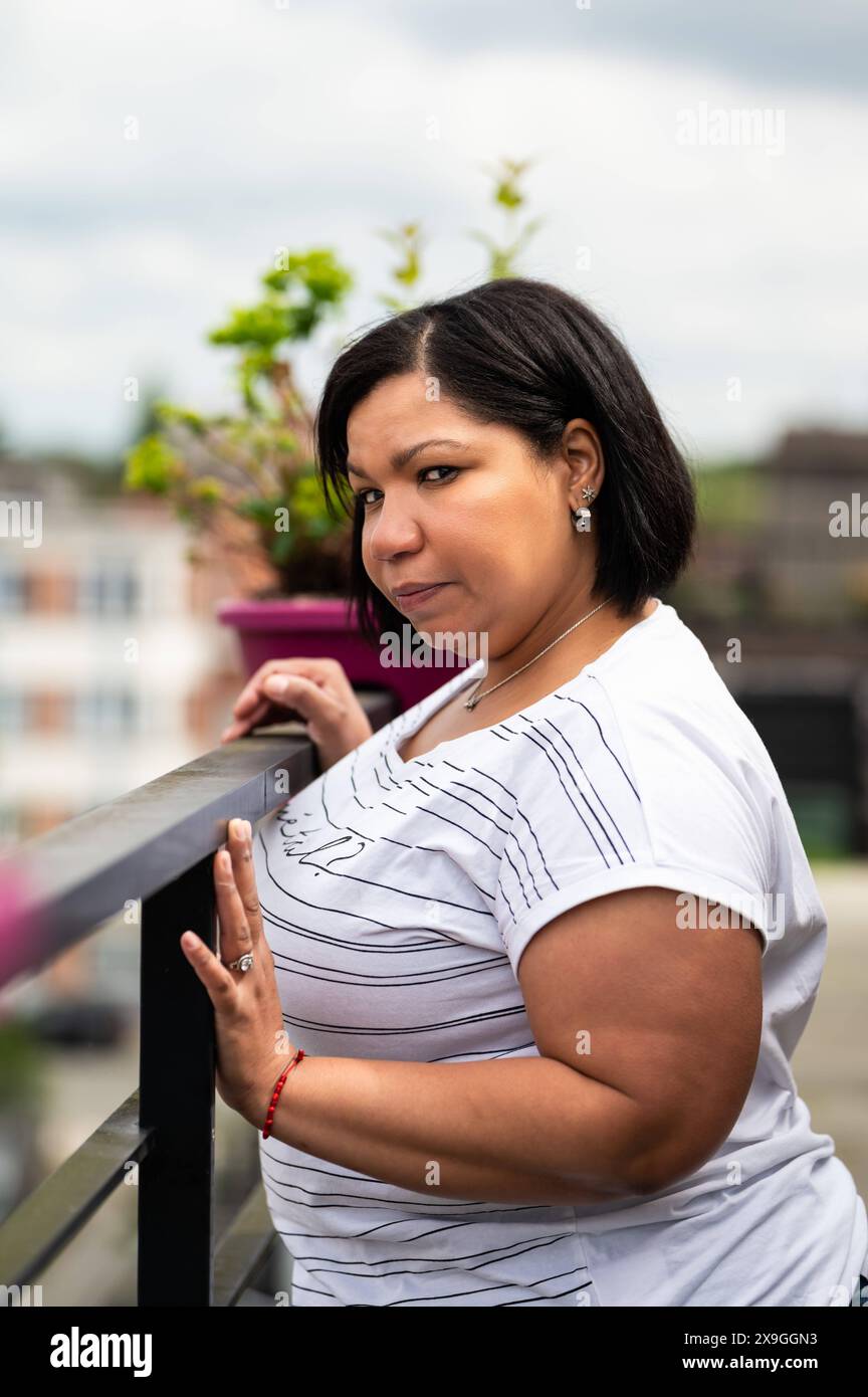 Portrait d'une femme hispanique de 39 ans sur une terrasse, jette, Bruxelles, Belgique. autorisation du modèle Banque D'Images