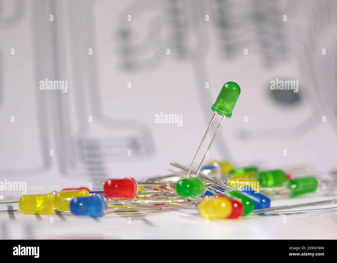 Lamelles semi-conductrices, diodes électroluminescentes (LED). Axé sur la LED verte dans le tas de composants électroniques. Banque D'Images
