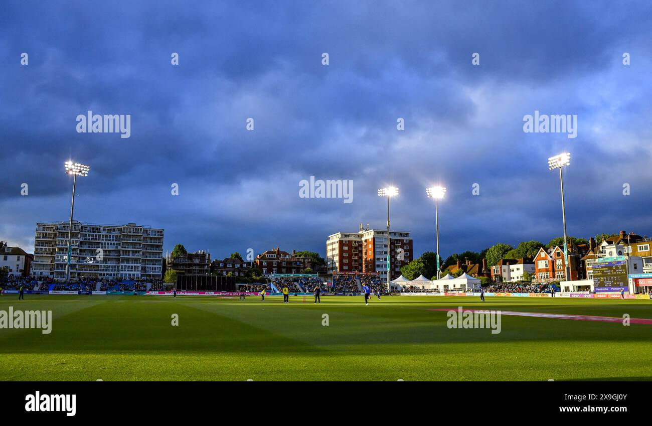 Hove UK 31 mai 2024 - le soleil finit par se lever lors du match de cricket Vitality T20 Blast entre les Sharks du Sussex et le Gloucestershire au 1er Central County Ground à Hove : Credit Simon Dack /TPI/ Alamy Live News Banque D'Images