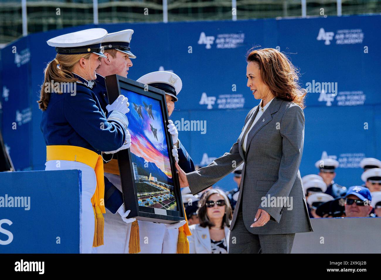 Colorado Springs, États-Unis. 30 mai 2024. U. Le vice-président Kamala Harris, à droite, reçoit un cadeau de classe par les cadets lors de la cérémonie de remise des diplômes de l'académie de l'armée de l'air des États-Unis au Falcon Stadium, le 30 mai 2024, à Colorado Springs, Colorado. Neuf cent soixante-quatorze cadets obtiennent leur diplôme et sont nommés deuxièmes lieutenants. Crédit : Dylan Smith/U.S. Air Force photo/Alamy Live News Banque D'Images