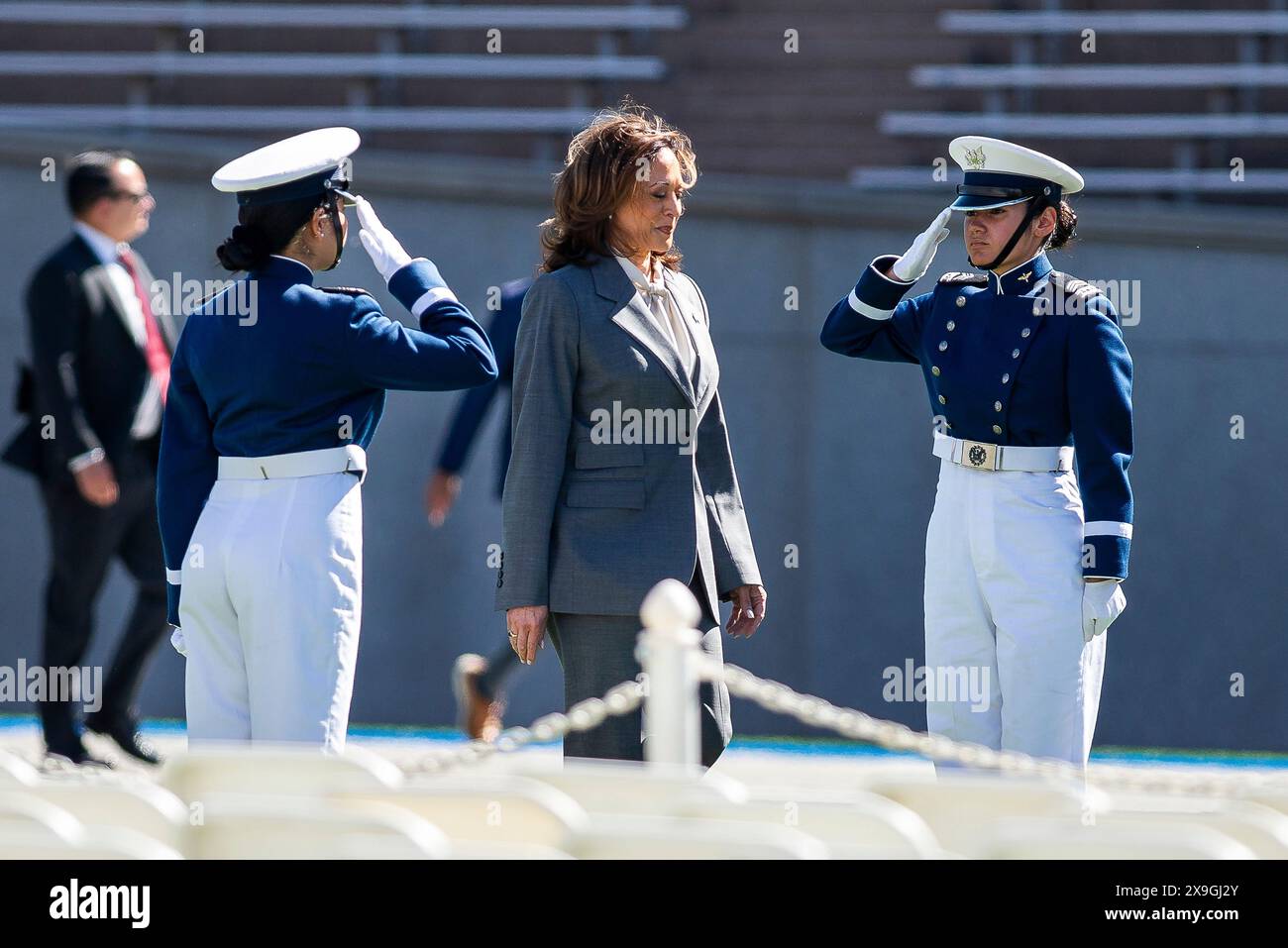Colorado Springs, États-Unis. 30 mai 2024. U. S vice-présidente Kamala Harris, passe devant la garde d'honneur des cadets alors qu'elle arrive pour la cérémonie d'ouverture de la classe de fin d'études de l'Académie de l'Air Force des États-Unis au Falcon Stadium, le 30 mai 2024, à Colorado Springs, Colorado. Neuf cent soixante-quatorze cadets obtiennent leur diplôme et sont nommés deuxièmes lieutenants. Crédit : Adalyn Greene/U.S. Air Force photo/Alamy Live News Banque D'Images