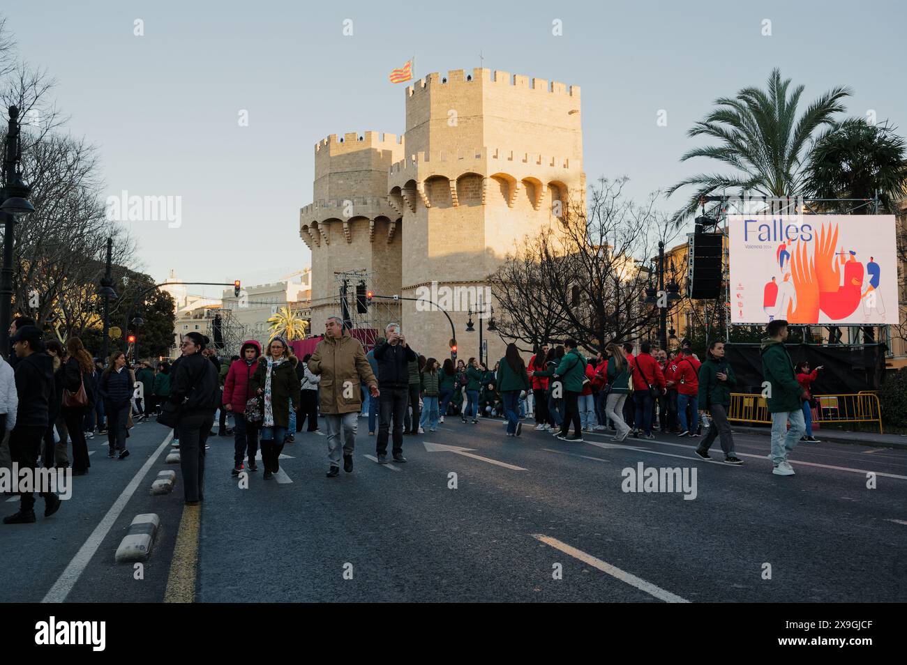 Une foule animée se rassemble près des tours de serranos pendant le festival las fallas, avec un panneau « falles » bien en vue en arrière-plan Banque D'Images