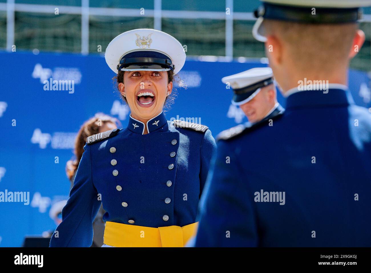 Colorado Springs, États-Unis. 30 mai 2024. Les cadets de la United States Air Force Academy célèbrent après avoir reçu des diplômes lors des cérémonies de remise des diplômes au Falcon Stadium, le 30 mai 2024, à Colorado Springs, Colorado. Neuf cent soixante-quatorze cadets obtiennent leur diplôme et sont nommés deuxièmes lieutenants. Crédit : Dylan Smith/U.S. Air Force photo/Alamy Live News Banque D'Images