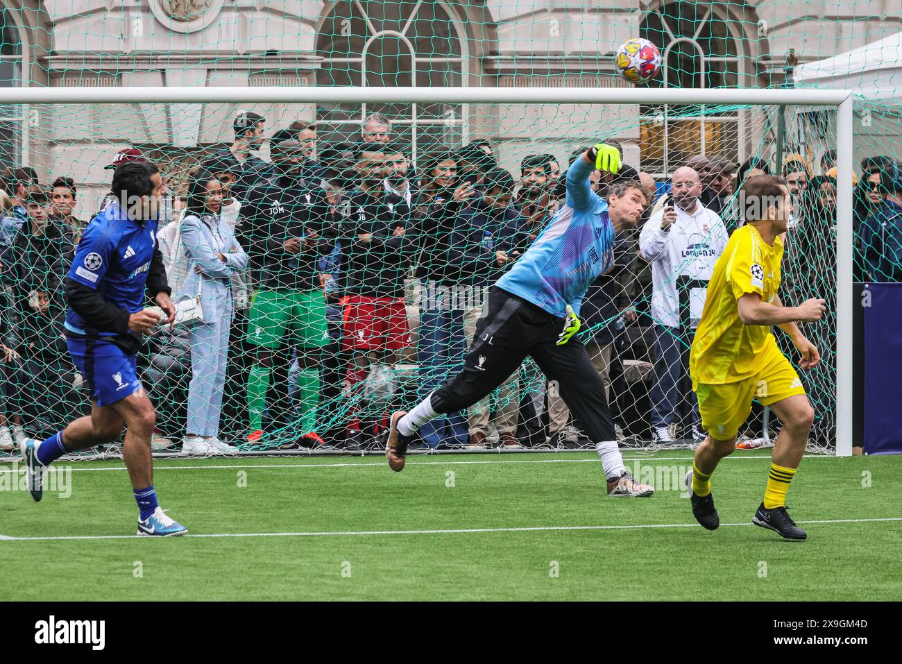 Londres, Royaume-Uni. 30 mai 2024. L'UEFA Ultimate Champions Tournament attire une foule nombreuse de spectateurs à Somerset House, regardant des légendes de l'UEFA Champions League comme Luis Figo, Cafu, Joe Cole, Patrick Viera, Jens Lehmann et bien d'autres concourir dans un tournoi passionnant à quatre équipes. Le tournoi fait partie du Festival des champions de l'UEFA gratuit pour les fans et les visiteurs. Crédit : Imageplotter/Alamy Live News Banque D'Images