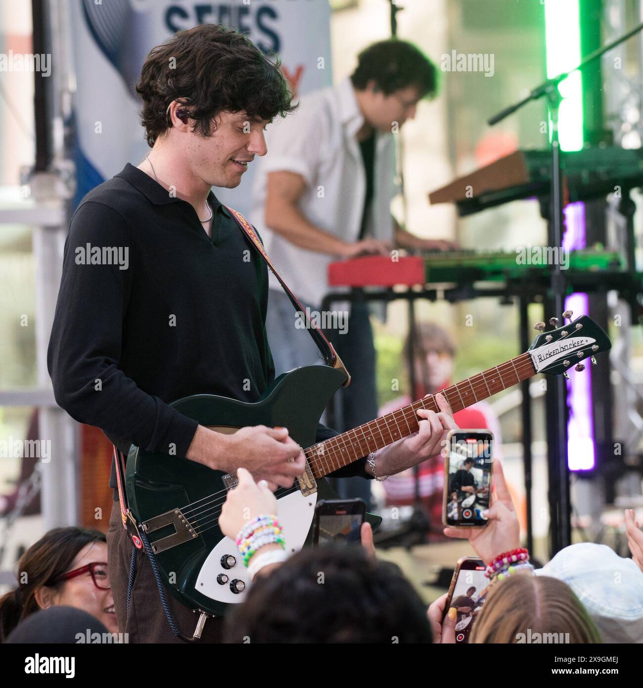 NY. 24 mai 2024. Braeden Lemasters, Wallows sur scène pour NBC Today Show concert Series with Wallows, Rockefeller Plaza, New York, NY, 24 mai, 2024. crédit : Simon Lindenblatt/Everett Collection/Alamy Live News Banque D'Images
