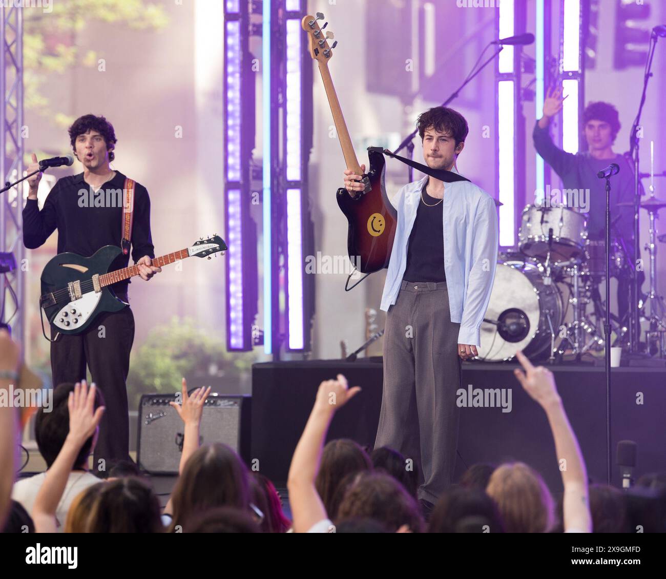 NY. 24 mai 2024. Braeden Lemasters, Dylan Minnette, Cole Preston, Wallows sur scène pour NBC Today Show concert Series with Wallows, Rockefeller Plaza, New York, NY, 24 mai, 2024. crédit : Simon Lindenblatt/Everett Collection/Alamy Live News Banque D'Images