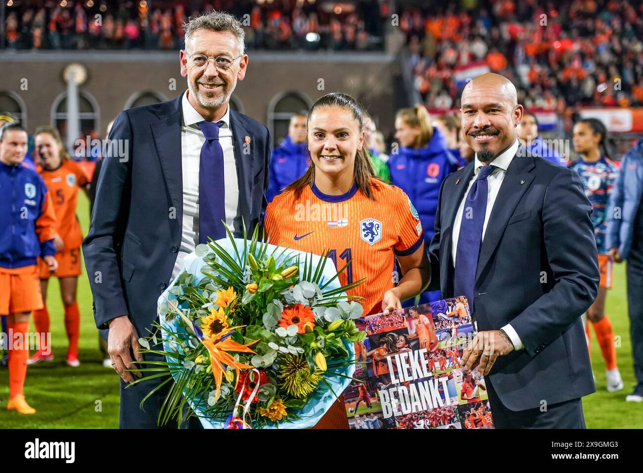 Rotterdam, pays-Bas. 31 mai 2024. ROTTERDAM, PAYS-BAS - MAI 31 : Lieke Martens des pays-Bas pose avec Jan Dirk van der Zee, directrice de la section de football amateur du KNVB et Nigel de Jong KNVB, directeur du top football lors du match de qualification pour l'Euro 2025 féminin de l'UEFA entre les pays-Bas et la Finlande au Sparta Stadion le 31 mai 2024 à Rotterdam, pays-Bas. (Photo de Joris Verwijst/Orange Pictures) crédit : Orange pics BV/Alamy Live News Banque D'Images