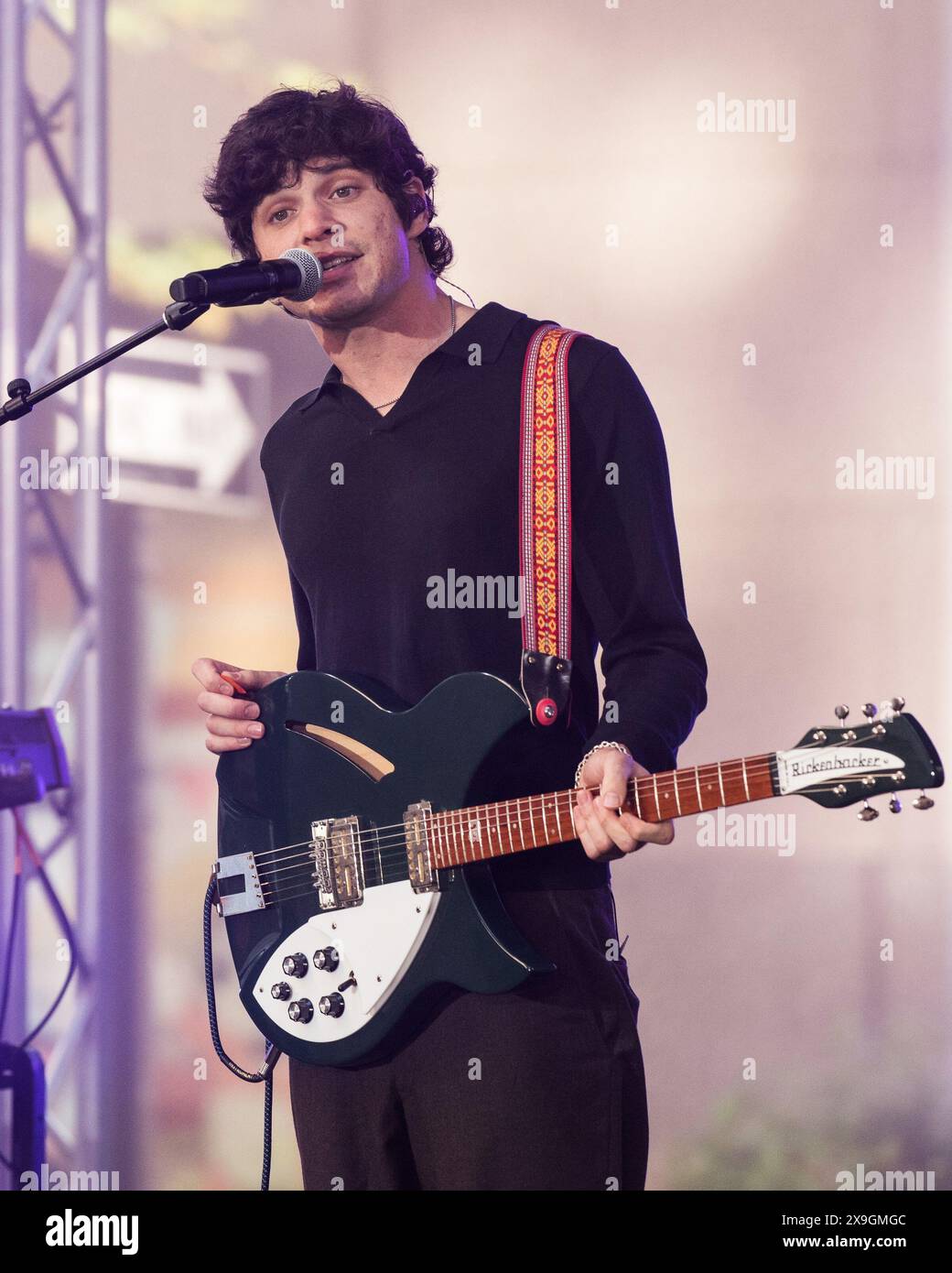 NY. 24 mai 2024. Braeden Lemasters, Wallows sur scène pour NBC Today Show concert Series with Wallows, Rockefeller Plaza, New York, NY, 24 mai, 2024. crédit : Simon Lindenblatt/Everett Collection/Alamy Live News Banque D'Images