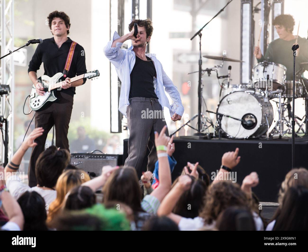 NY. 24 mai 2024. Braeden Lemasters, Dylan Minnette, Cole Preston, Wallows sur scène pour NBC Today Show concert Series with Wallows, Rockefeller Plaza, New York, NY, 24 mai, 2024. crédit : Simon Lindenblatt/Everett Collection/Alamy Live News Banque D'Images