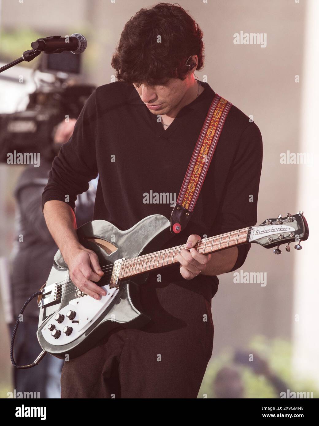 NY. 24 mai 2024. Braeden Lemasters, Wallows sur scène pour NBC Today Show concert Series with Wallows, Rockefeller Plaza, New York, NY, 24 mai, 2024. crédit : Simon Lindenblatt/Everett Collection/Alamy Live News Banque D'Images