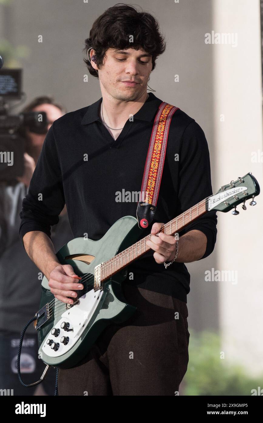 NY. 24 mai 2024. Braeden Lemasters, Wallows sur scène pour NBC Today Show concert Series with Wallows, Rockefeller Plaza, New York, NY, 24 mai, 2024. crédit : Simon Lindenblatt/Everett Collection/Alamy Live News Banque D'Images