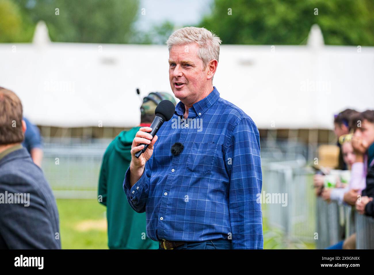 SHEPTON MALLET, SOMERSET, Royaume-Uni, 31 mai 2024, le correspondant de la BBC, Dave Harvey, présente Live to points West aux téléspectateurs des équipes de Bath et West Show Livestock Truck of War. Crédit John Rose/Alamy Live News Banque D'Images