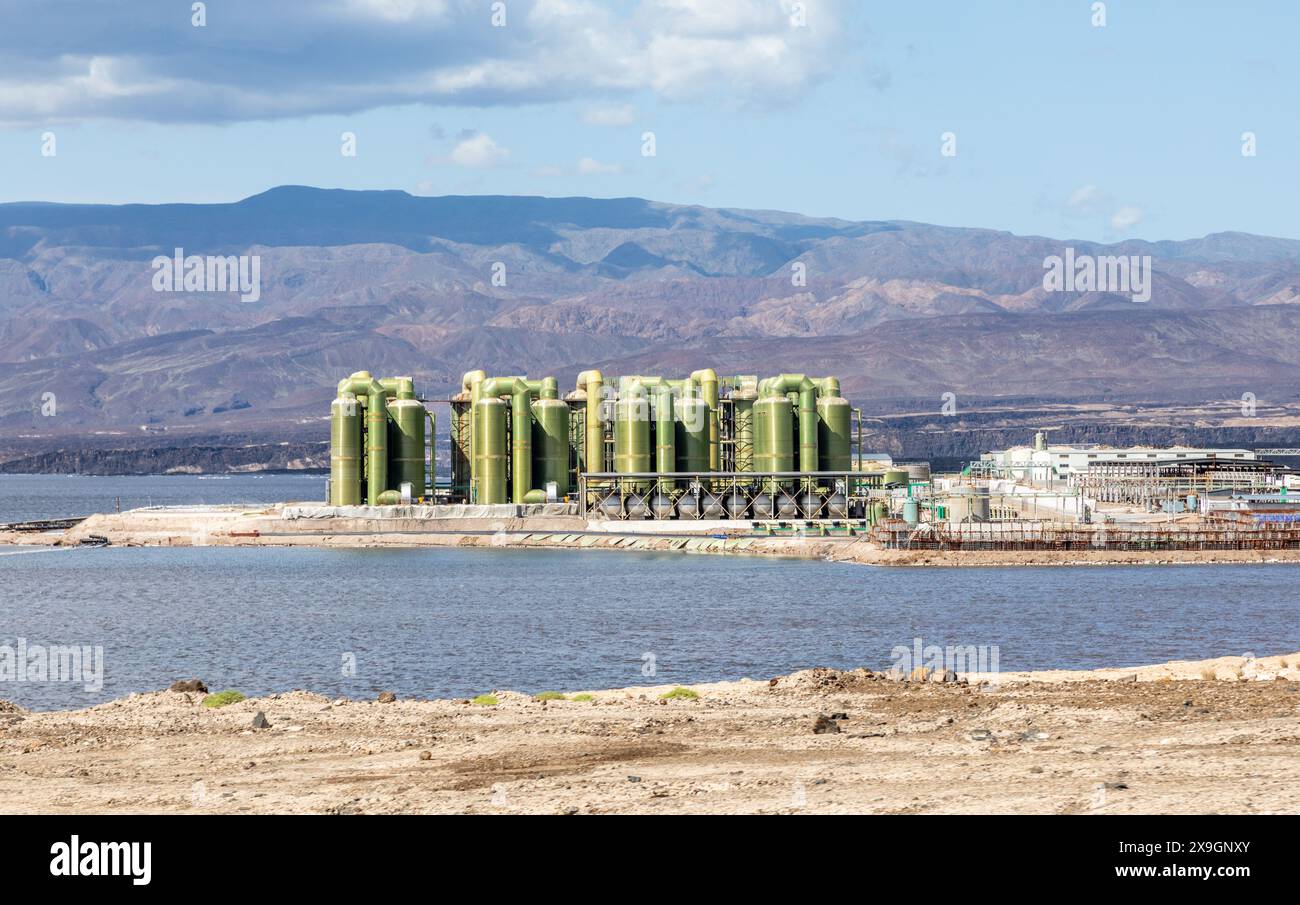 Lac Assal eaux de lac salé avec des îles au milieu, le point le plus bas de l'Afrique, région de Tadjourah, Djibouti Banque D'Images