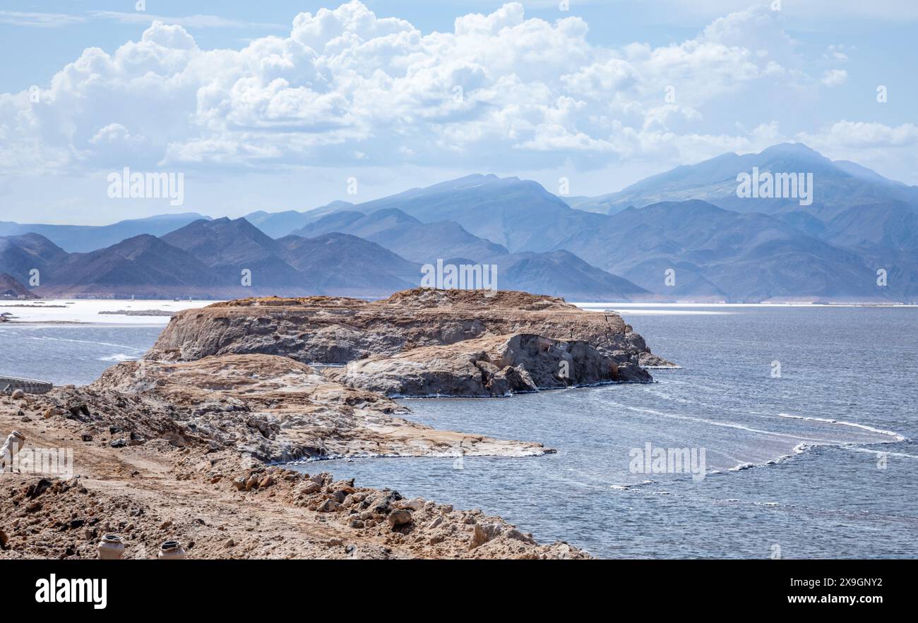 Lac Assal eaux de lac salé avec des îles au milieu, le point le plus bas de l'Afrique, région de Tadjourah, Djibouti Banque D'Images