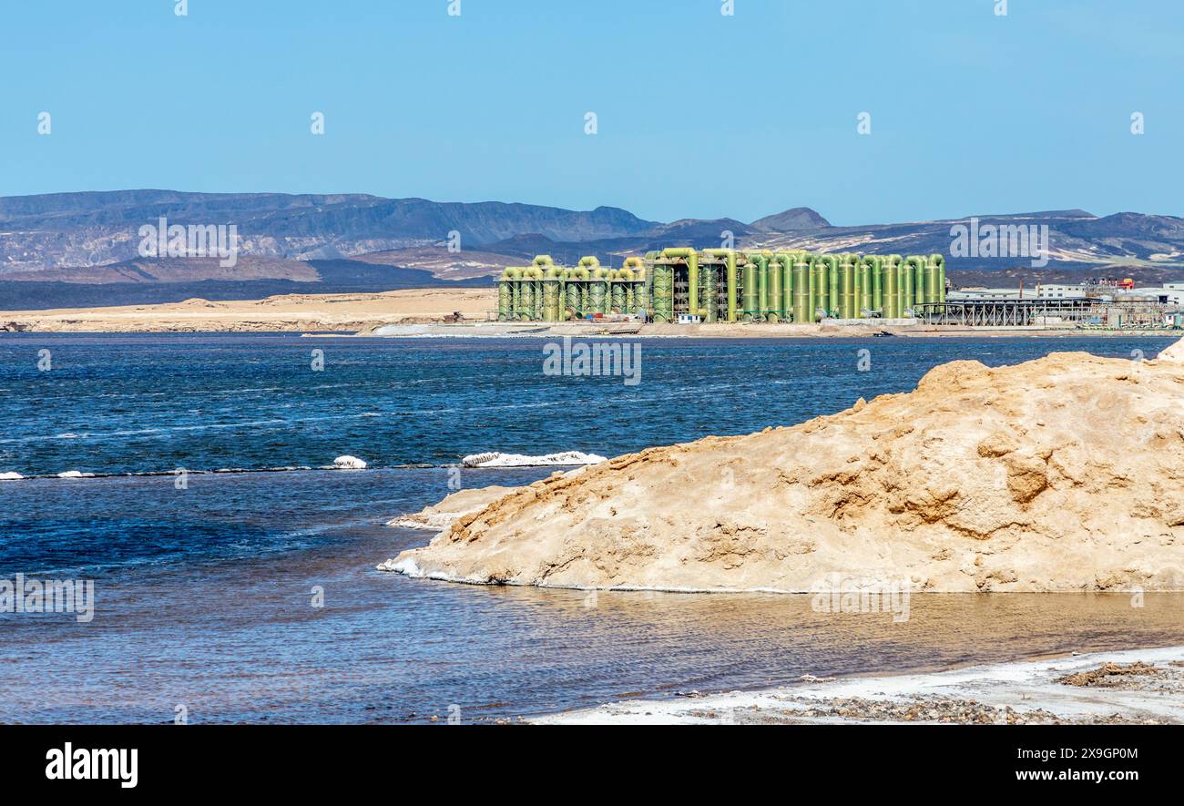 Lac Assal eaux de lac salé avec des îles au milieu, le point le plus bas de l'Afrique, région de Tadjourah, Djibouti Banque D'Images