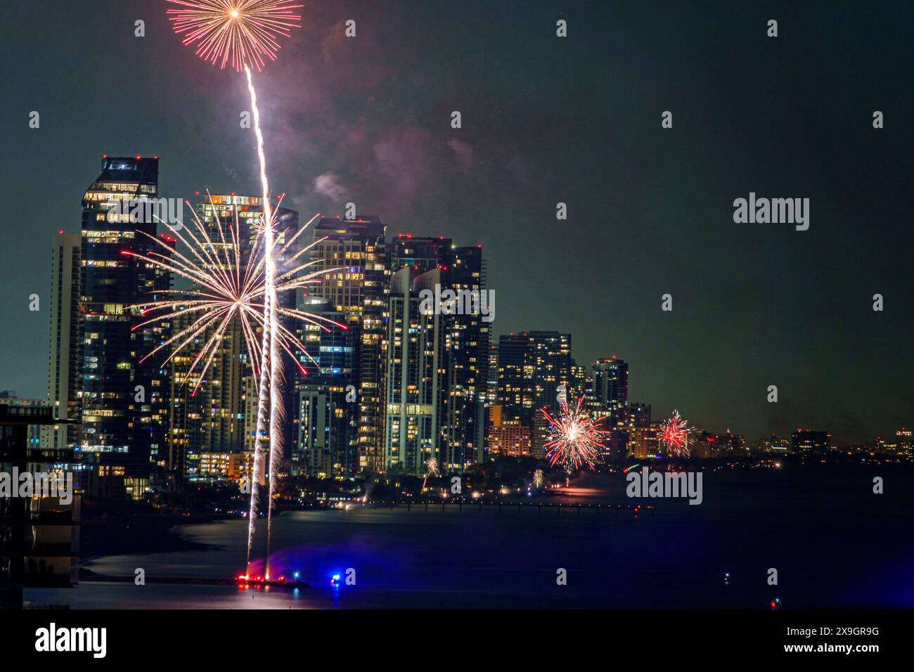 Sunny Isles Beach Florida, célébration du jour de la Saint-Sylvestre, éclatement de feux d'artifice, tradition d'événement annuel de vacances, nuit, gratte-ciel de la ville Banque D'Images