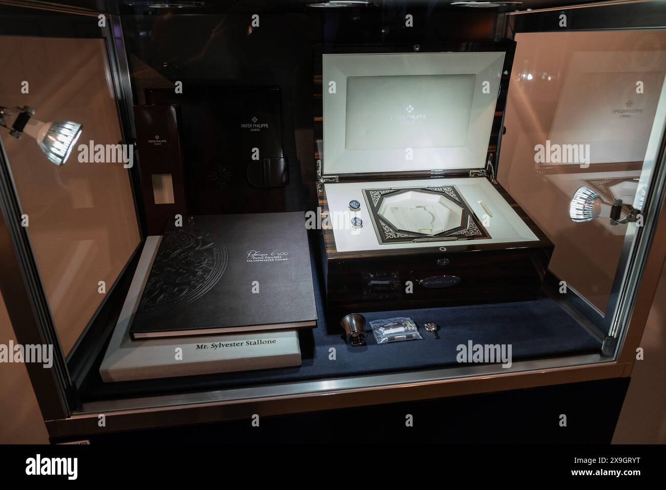 New York, États-Unis. 31 mai 2024. Vue de Patek Philippe Grandmaster Chime boîte de montre et accessoires lors de l'aperçu de presse pour la vente aux enchères de montres de la collection de Sylvester Stallone chez Sotheby's à New York le 31 mai 2024. (Photo de Lev Radin/Sipa USA) crédit : Sipa US/Alamy Live News Banque D'Images