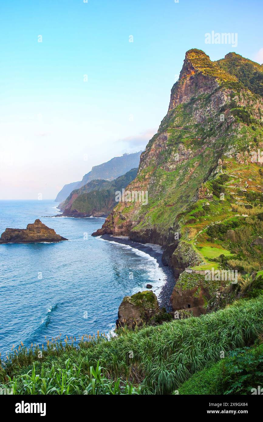 Vue du Pico do Alto surplombant la côte nord de l'île de Madère (Portugal) dans l'océan Atlantique depuis le point de vue de São Cristovão à Ponta D. Banque D'Images