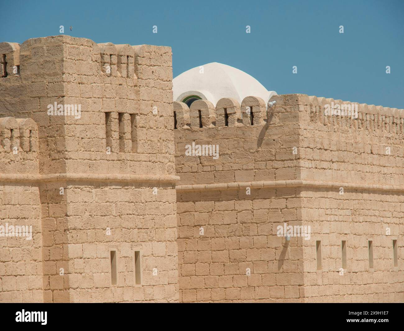 Murs en pierre d'une forteresse historique ou d'un château avec coupole et ciel dégagé, Tunis en Afrique avec des ruines de l'époque romaine, des mosquées modernes et bleues et blanches Banque D'Images