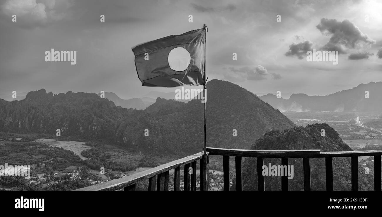 Panorama de Vang Vieng et le paysage de Kart depuis Pha Ngern View point, province de Vientiane, Laos Banque D'Images