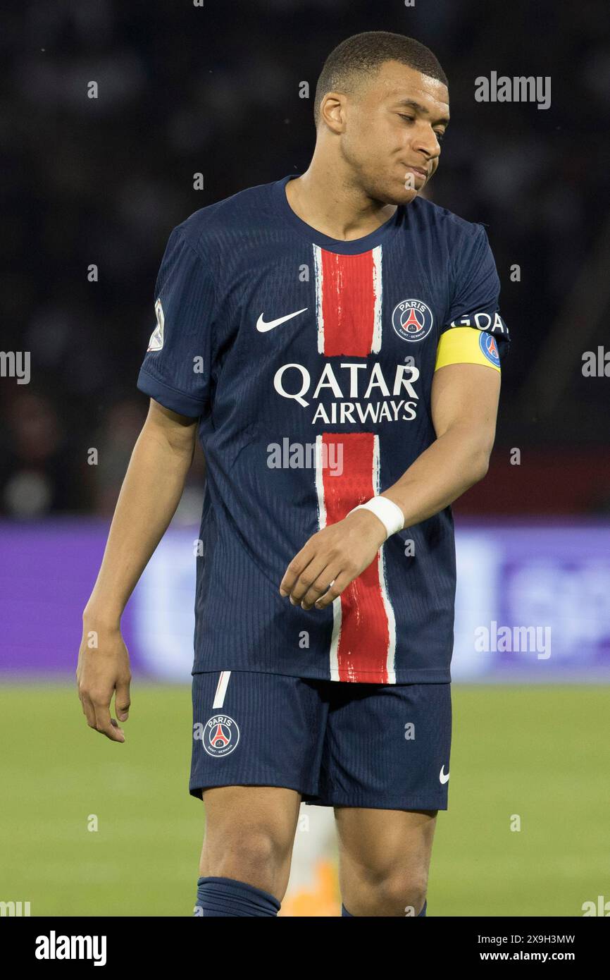 Match de football, capitaine Kylian MBAPPE' Paris disposant Germain regardant résolument à droite, stade de football Parc des Princes, Paris, France Banque D'Images