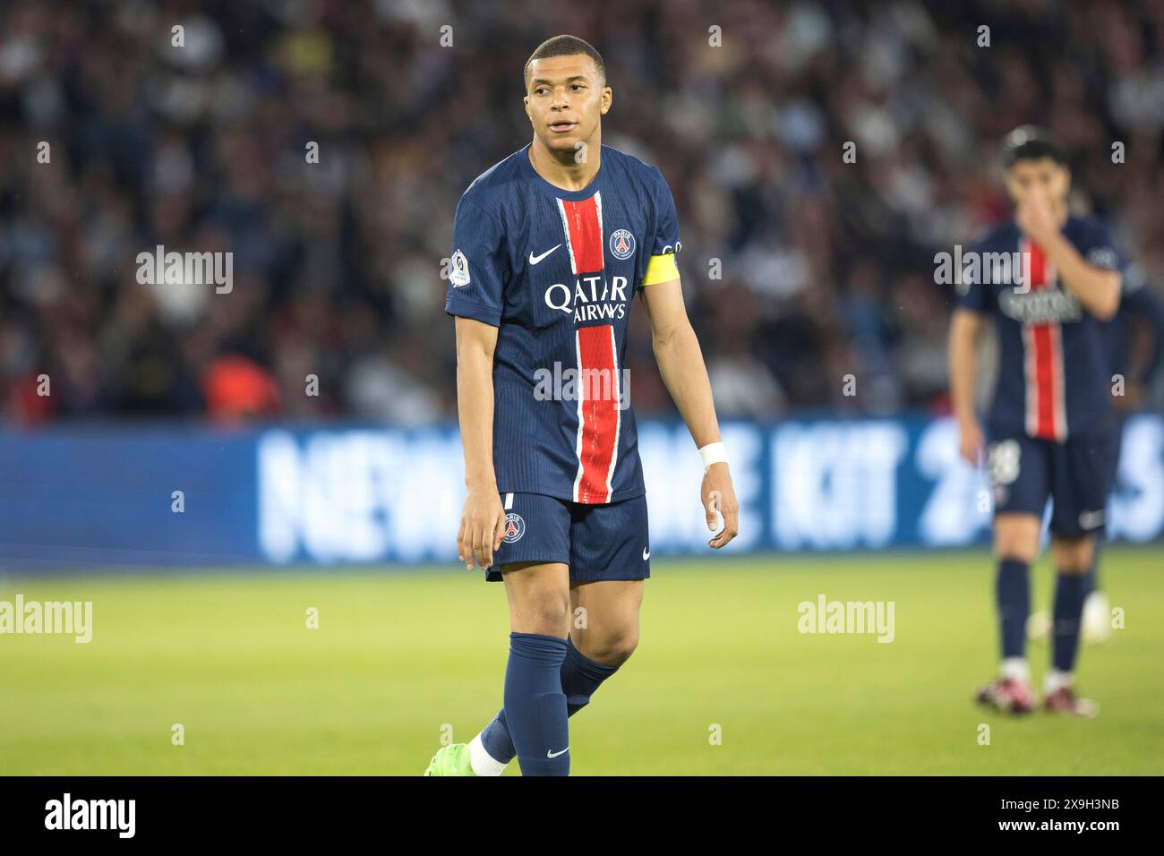 Football match, capitaine Kylian MBAPPE' Paris dispose Germain regardant un peu épuisé, stade de football Parc des Princes, Paris, France Banque D'Images