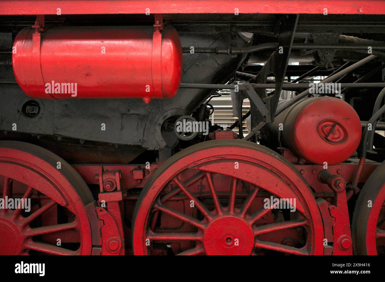 Gros plan du moteur, des roues, de la locomotive à vapeur classe 52 de la Deutsche Reichsbahn DR avec baignoire, voie du musée 24 avec des trains historiques Banque D'Images