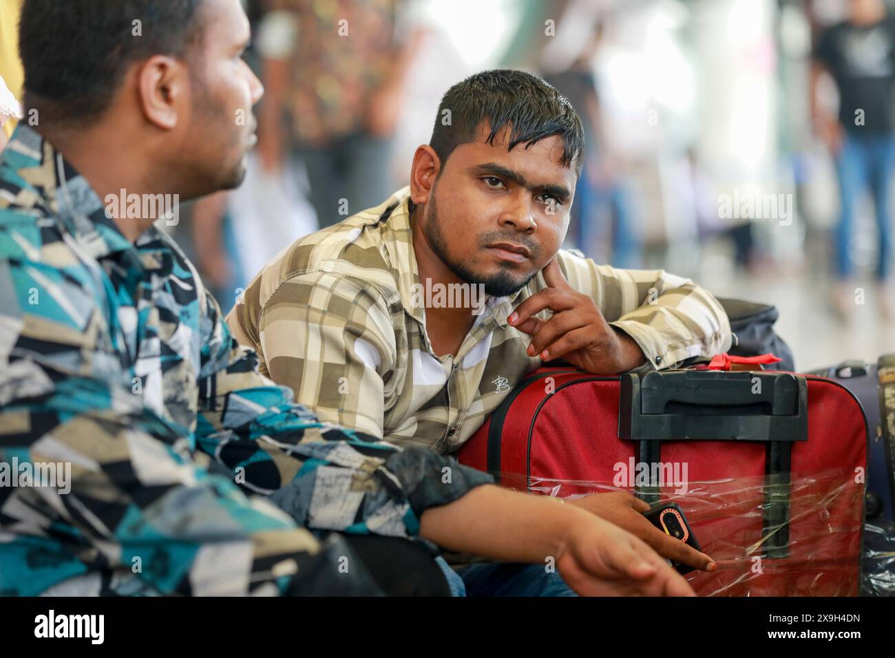 31 mai 2024, Dhaka, Bangladesh : des milliers de personnes traversent l'aéroport Hazrat Shah Jalal pour se rendre en Malaisie même sans billets, à Dhaka, Bangladesh, le 31 mai 2024. Des milliers de personnes traversent l'aéroport aujourd'hui, vendredi. Ils disent que la Malaisie n'acceptera plus de travailleurs du Bangladesh après aujourd'hui. S'ils ne peuvent pas y aller aujourd'hui, ils ne pourront pas aller en Malaisie. Ils ont dépensé beaucoup d'argent. S'ils ne parviennent pas à y aller, leur détresse n'aura pas de fin. Le marché du travail malaisien, fermé pendant quatre ans en raison de la formation de syndicats et d'irrégularités dans l'envoi des travailleurs, a rouvert à Bangl Banque D'Images