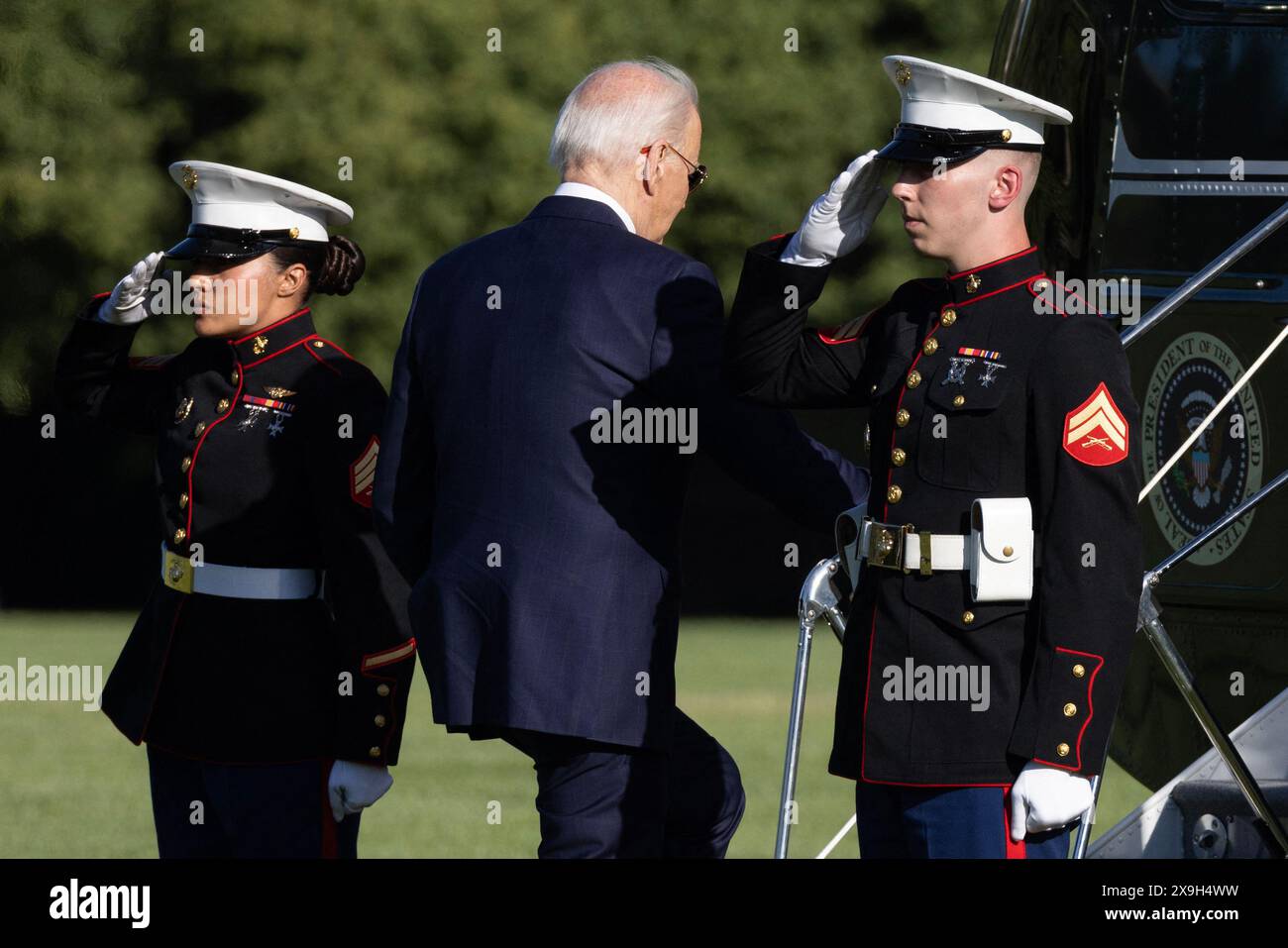 Le président AMÉRICAIN Joe Biden (C) embarque à bord de Marine One à côté des US Marines, pour partir de Fort Lesley J. McNair, à Washington, DC, États-Unis. 31 mai 2024. Le président AMÉRICAIN Biden et les membres de sa famille se rendent au Delaware. Crédit : Abaca Press/Alamy Live News Banque D'Images