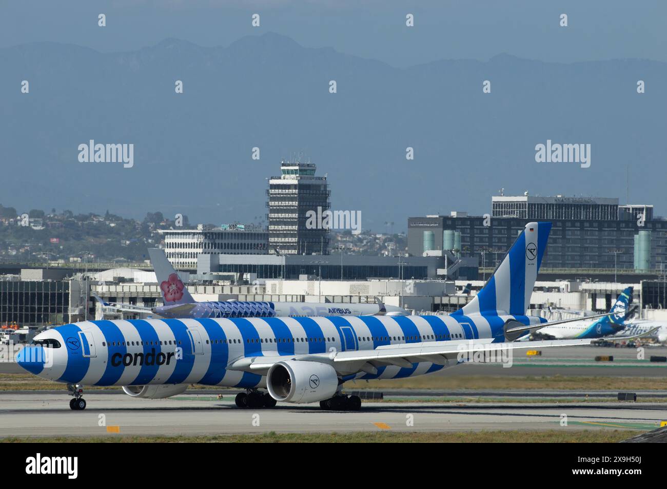 Un Airbus A330-941 de Condor immatriculé d-ANRN est montré en circulation à LAX, à l'aéroport international de Los Angeles. Mer, décoration rayée bleue. Banque D'Images