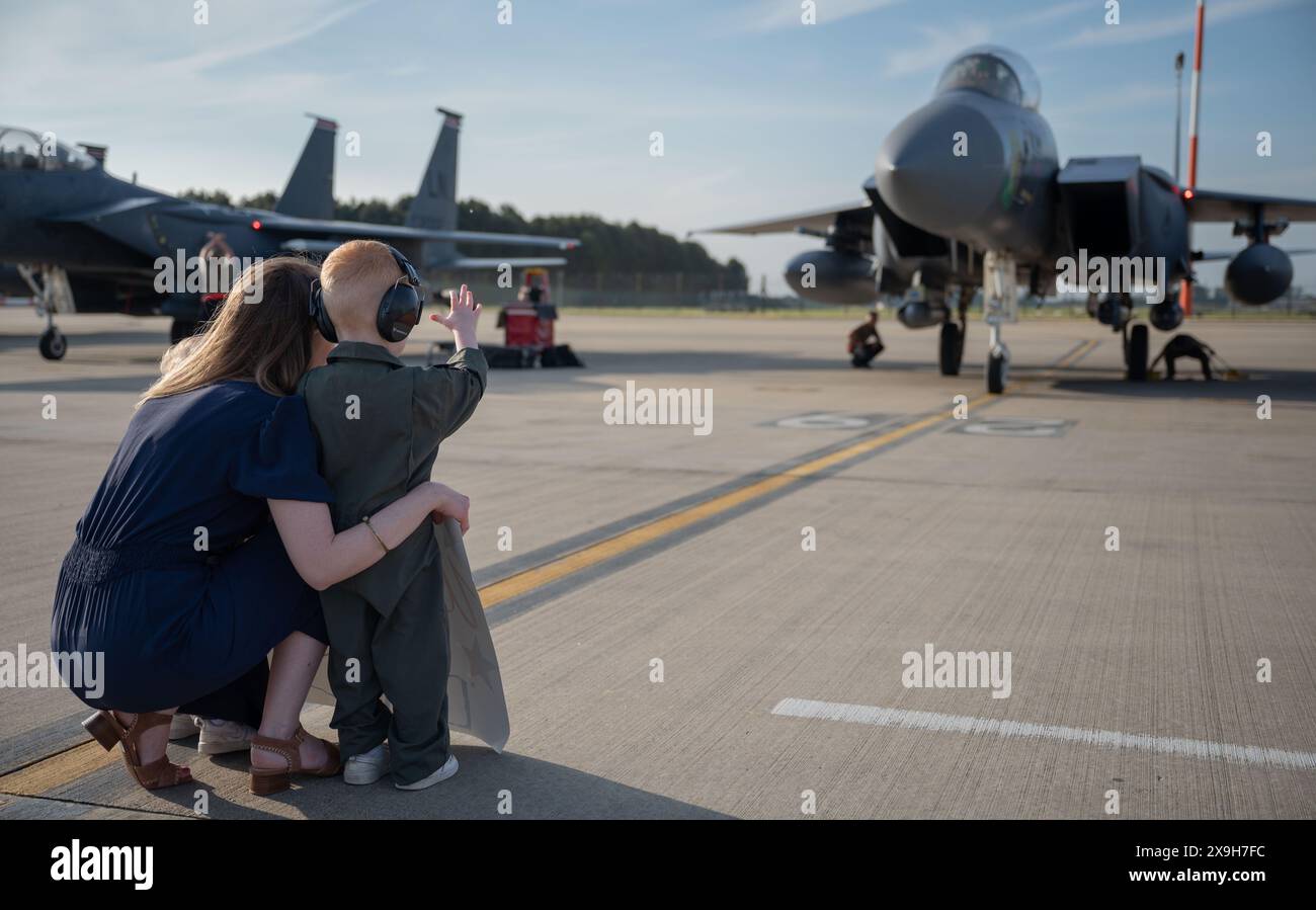 RAF Lakenheath, Royaume-Uni. 10 mai 2024. Margaret Snider et ses enfants attendent de retrouver son mari, le Major Tyson Snider de l'US Air Force, pilote du 494e escadron de chasse, à RAF Lakenheath, Royaume-Uni, le 10 mai 2024. Le 494th FS est revenu d'un déploiement de sept mois à un endroit non divulgué en Asie du Sud-Ouest, où ils ont fourni un soutien crucial aux opérations dans la zone de responsabilité du commandement central des États-Unis. (Crédit image : © U.S. Air Force/ZUMA Press Wire) USAGE ÉDITORIAL SEULEMENT! Non destiné à UN USAGE commercial ! Banque D'Images