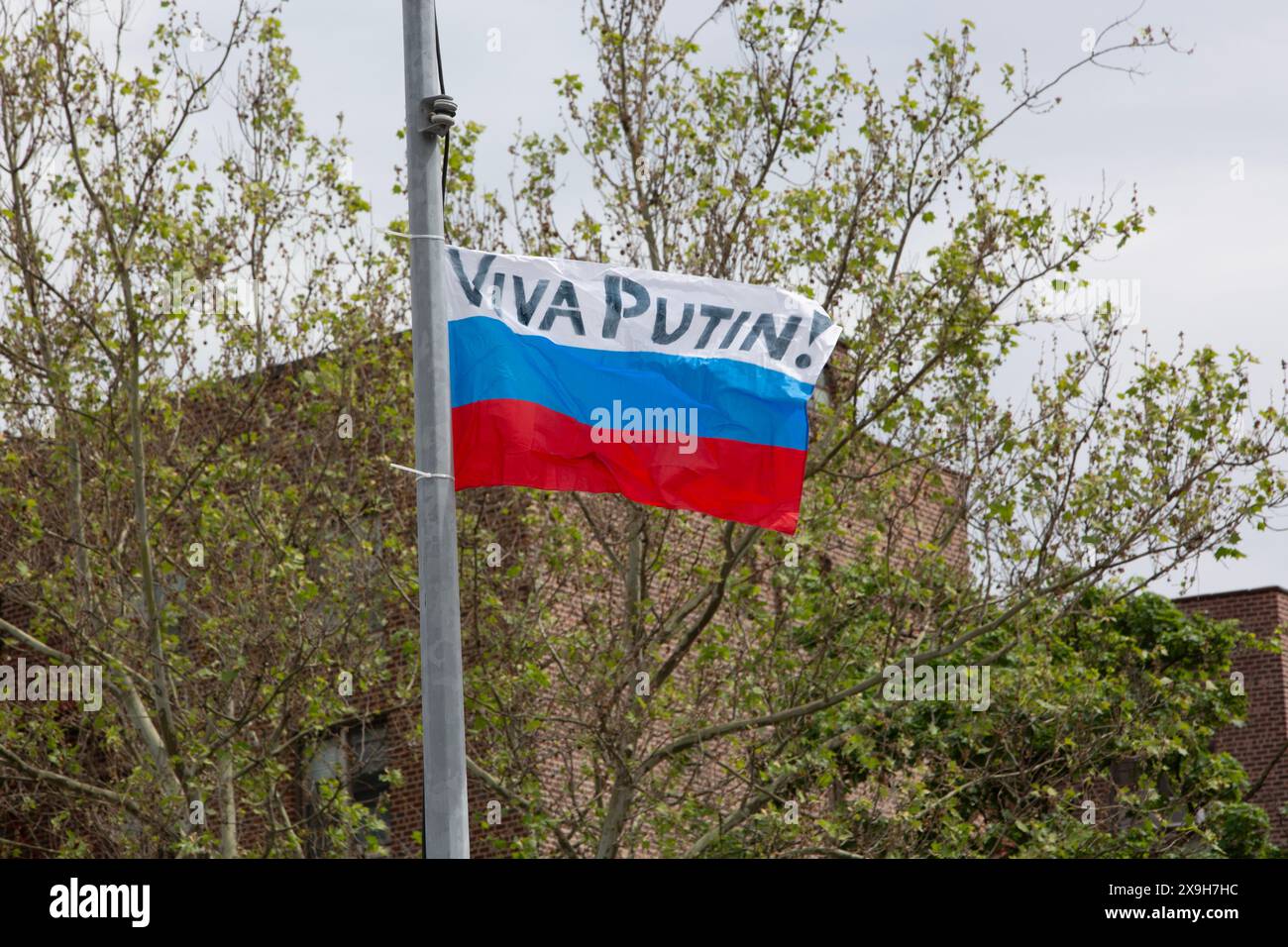 Un drapeau russe disant Viva Poutine hissé sur un lampadaire à Brooklyn, New York. Il a été abattu en moins d'un jour. Banque D'Images
