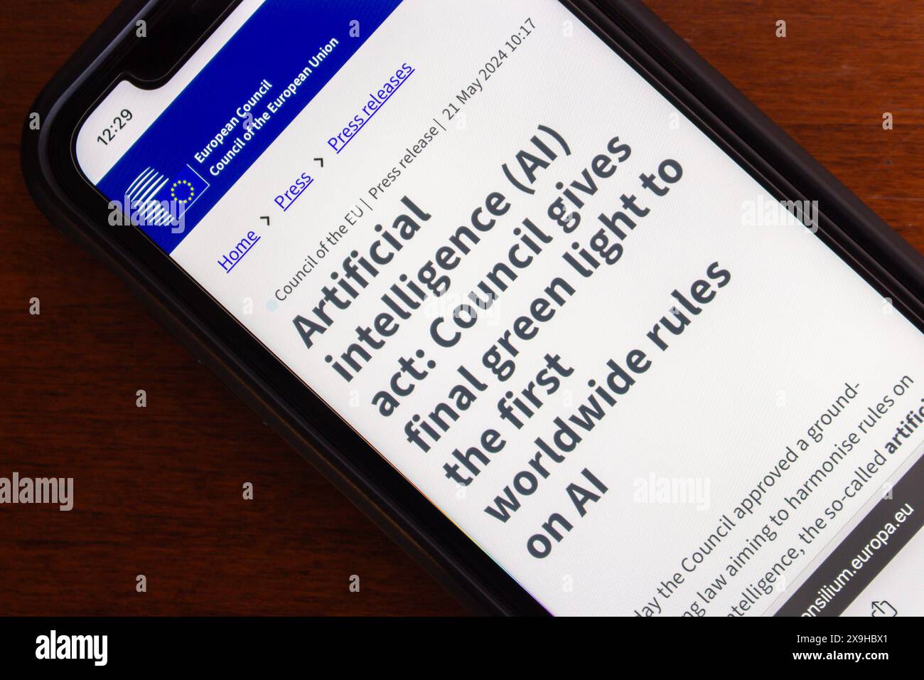 «Loi sur l’intelligence artificielle (IA) : le Conseil donne son feu vert final aux premières règles mondiales sur l’IA» vues sur un iPhone. Banque D'Images