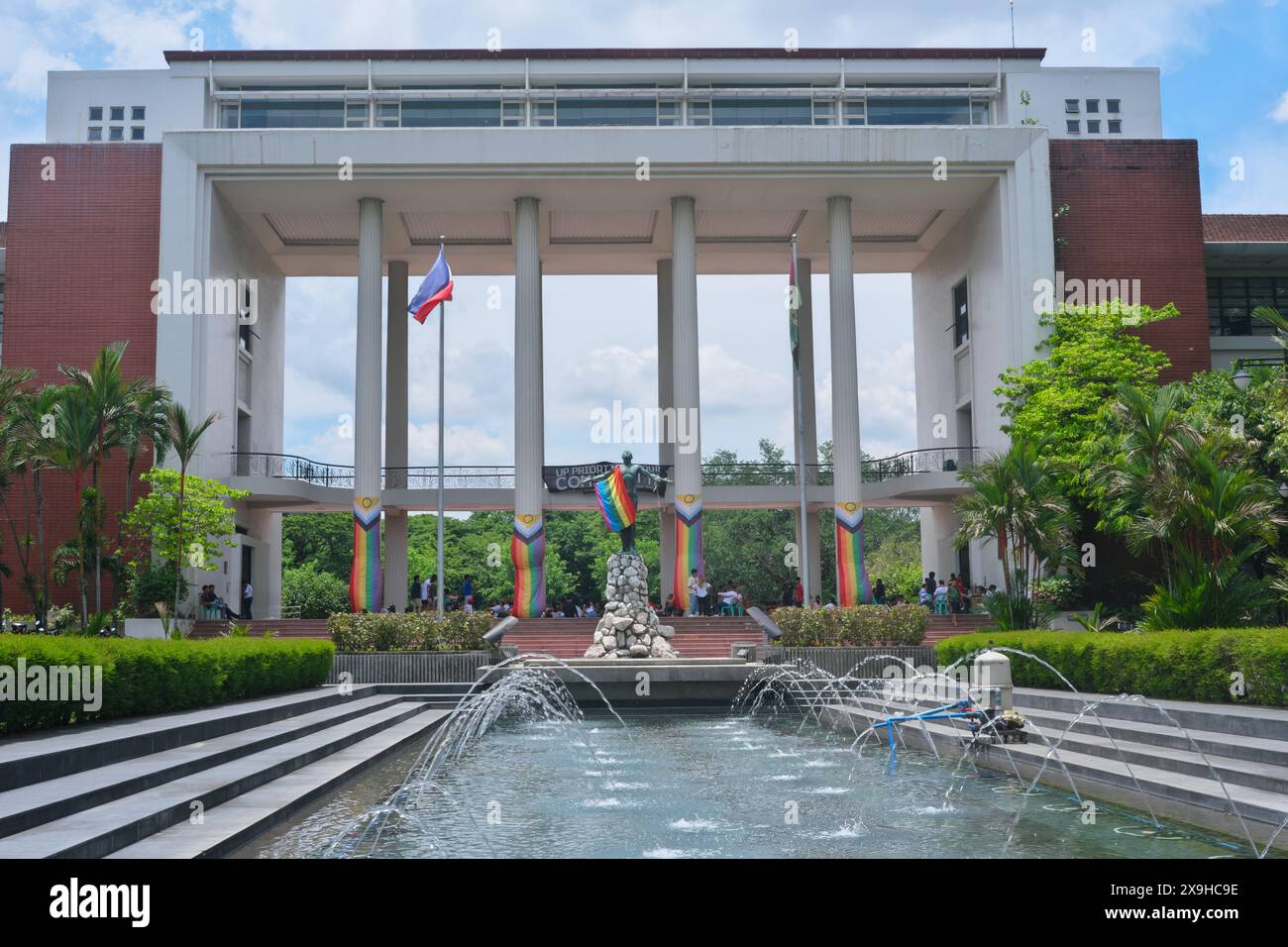 Quezon City, Philippines - 31 mai 2024 : la statue d'oblation UP devant l'Université des Philippines à Diliman, Quezon City Banque D'Images