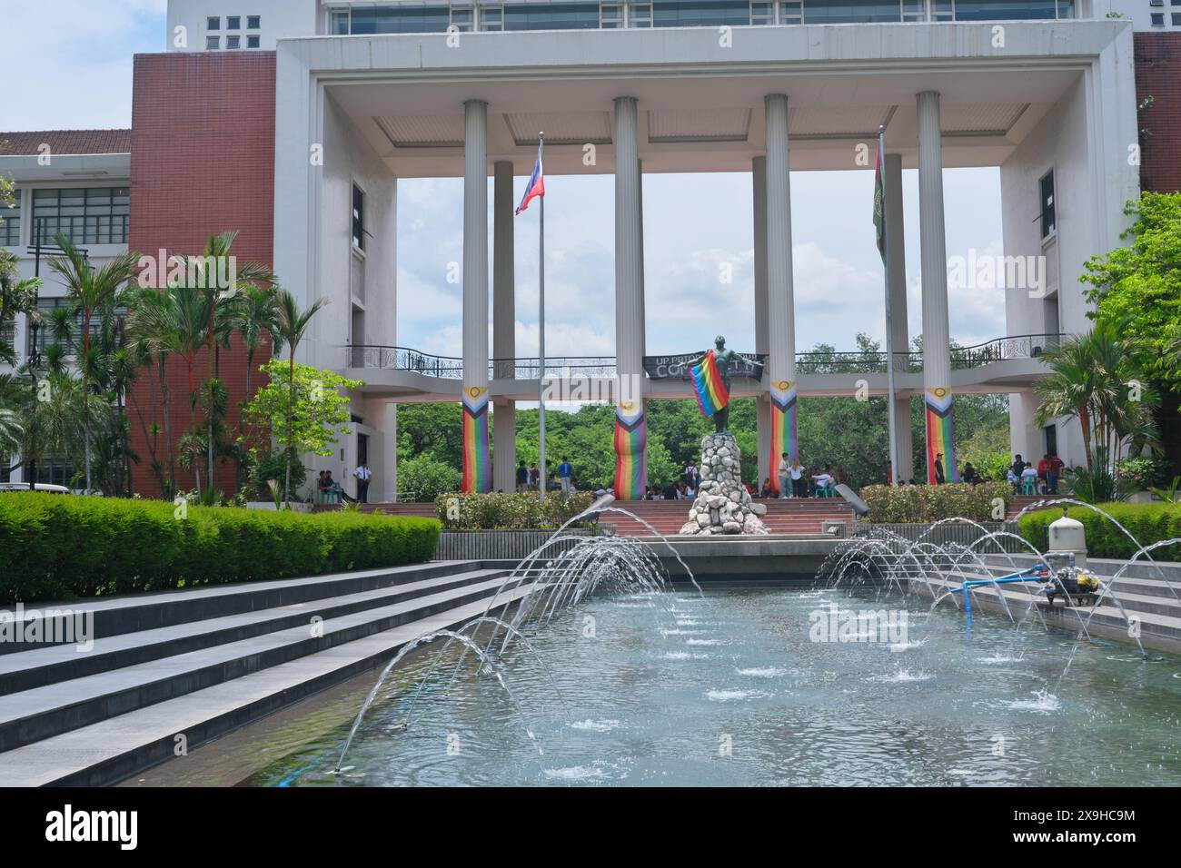 Quezon City, Philippines - 31 mai 2024 : la statue d'oblation UP devant l'Université des Philippines à Diliman, Quezon City Banque D'Images