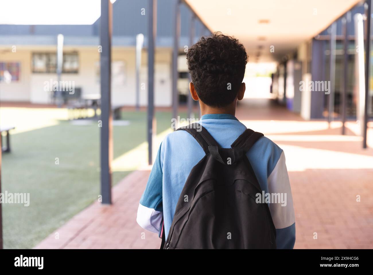 Garçon biracial se dirige vers l'école, avec un espace de copie Banque D'Images