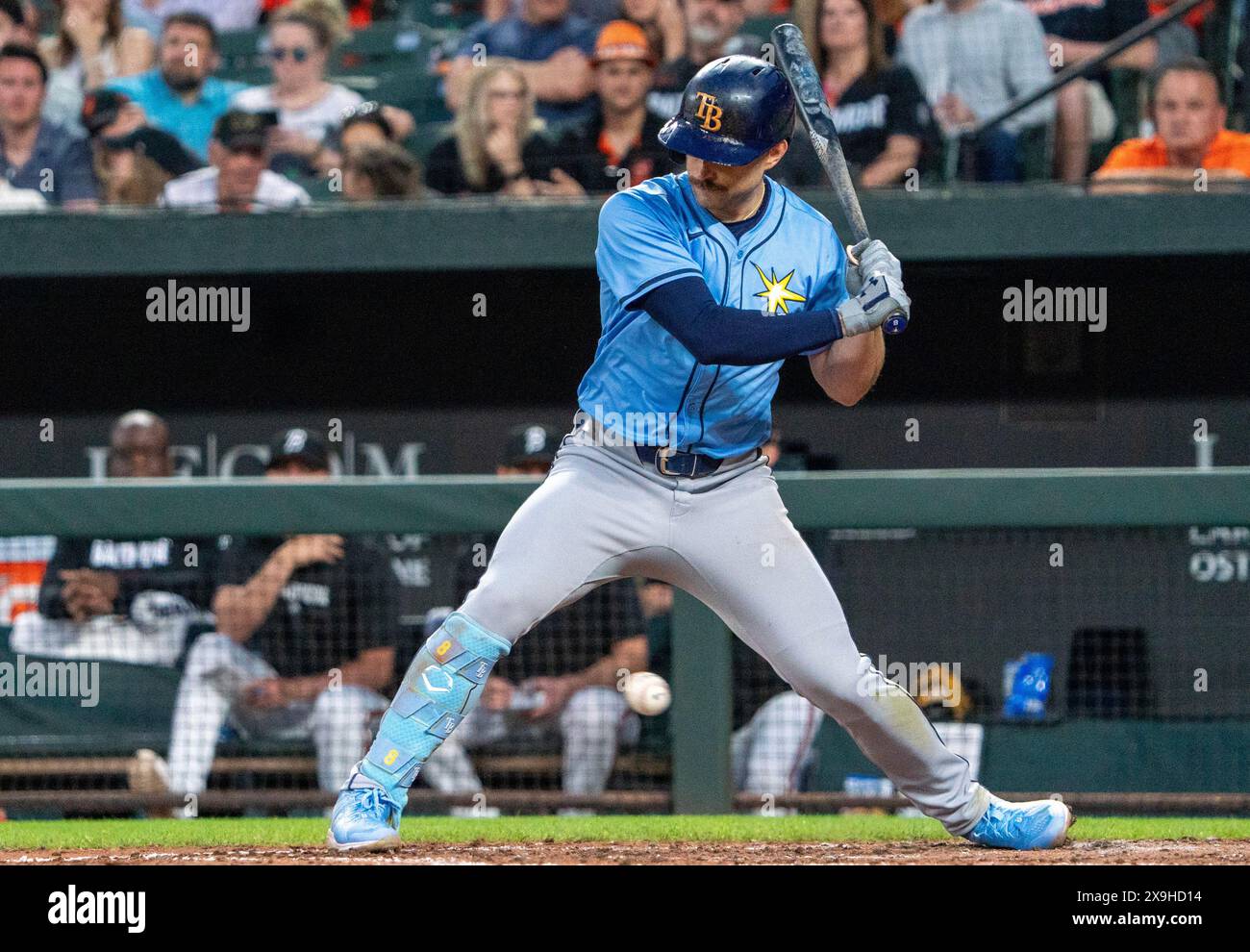 Baltimore, États-Unis. 31 mai 2024. BALTIMORE, MD - MAI 31 : deuxième base des Rays de Tampa Bay Brandon Lowe (8) s'éloigne d'un terrain serré lors d'un match MLB entre les Orioles de Baltimore et les Rays de Tampa Bay, le 31 mai 2024, à Orioles Park à Camden Yards, à Baltimore, Maryland. (Photo de Tony Quinn/SipaUSA) crédit : Sipa USA/Alamy Live News Banque D'Images