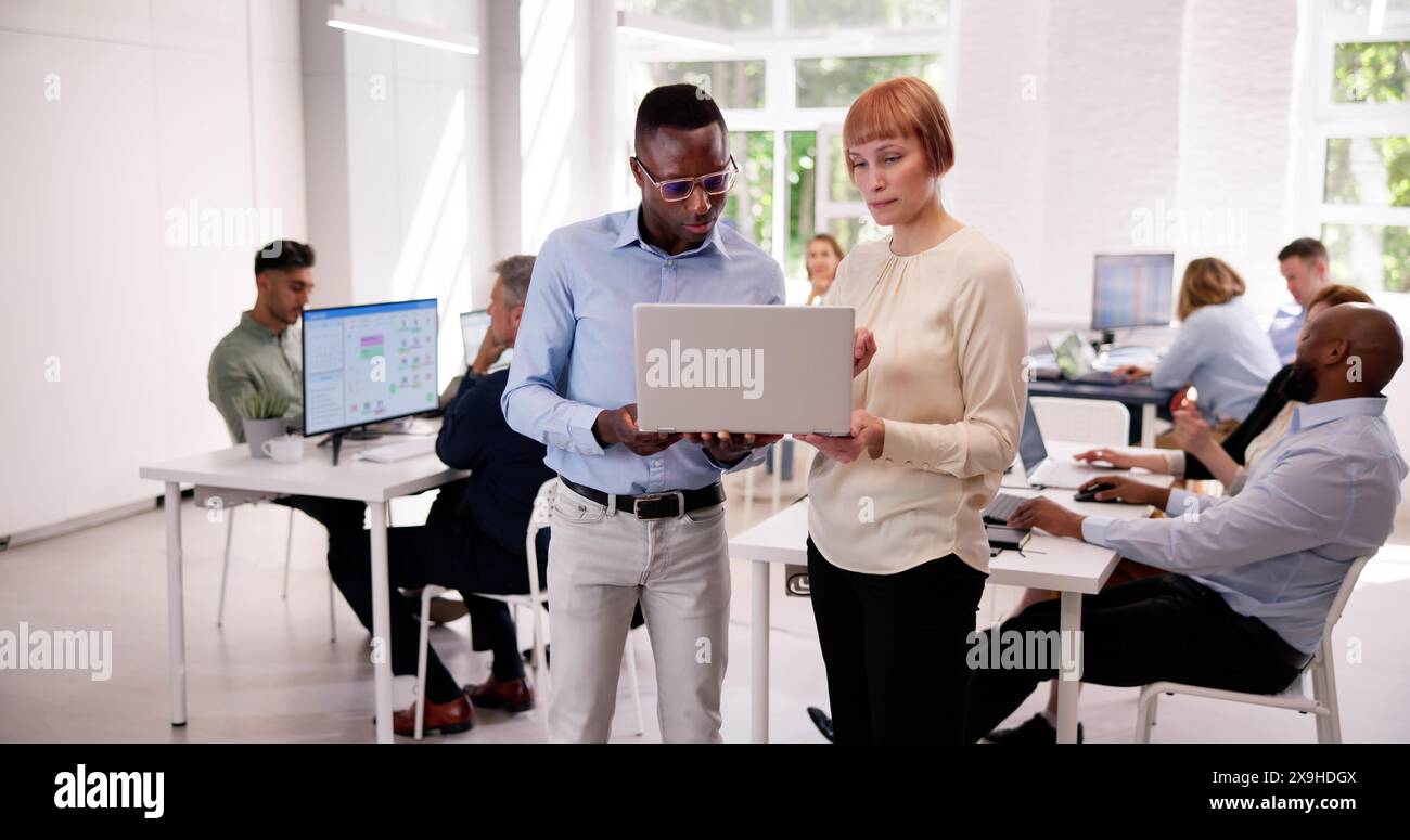 Formation du personnel d'affaires sur ordinateur. Jeune femme au bureau Banque D'Images