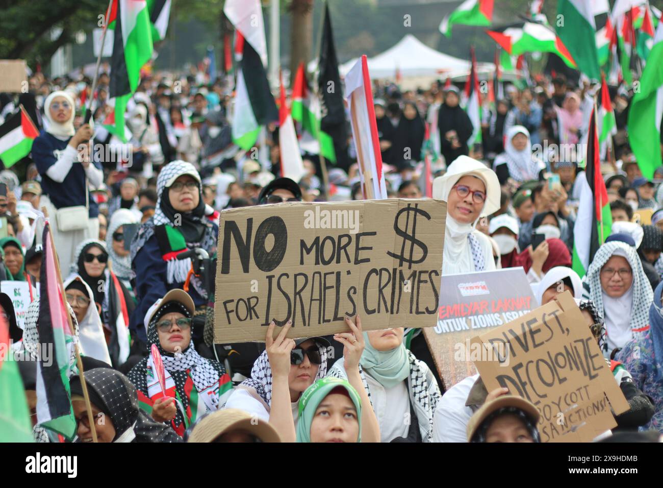 JAKARTA, INDONÉSIE - 1er JUIN : un manifestant pro-palestinien brandit une pancarte indiquant "plus pour les crimes d'Israël" lors d'une manifestation pro-palestinienne devant l'ambassade américaine à Jakarta, en Indonésie, le 1er juin 2024. La manifestation a protesté contre l'attaque militaire israélienne contre Rafah, Gaza. Banque D'Images