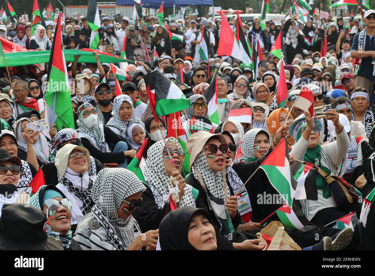 JAKARTA, INDONÉSIE - 1er JUIN : des manifestants pro-palestiniens, portant des banderoles et des drapeaux palestiniens, se rassemblent devant l'ambassade des États-Unis pour manifester leur soutien aux Palestiniens à Jakarta, en Indonésie, le 1er juin 2024. La manifestation a protesté contre l'attaque militaire israélienne contre Rafah, Gaza. Banque D'Images