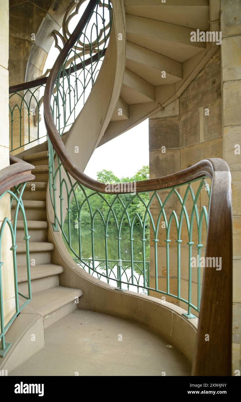 02.07.2012 Potsdam/ gotische Bibliothek Deutschland/ Land Brandenburg/ Potsdam/ am Rand des Heiligen Sees/ gotische Bibliothek/ im Stil einer gotischen Kapelle nach einem Entwurf von Carl Gotthard Langhans 1792-1794 im Auftrag von König Friedrich Wilhelm II. erbaut/ Wendeltreppe *** 02 07 2012 Potsdam bibliothèque gothique Allemagne Land Brandenburg sdam on the Potsdam bord de la bibliothèque gothique Holy Lake dans le style d'une chapelle gothique basée sur un plan de Carl Gotthard Langhans 1792 construit en 1794 sur ordre du roi Frédéric-Guillaume II escalier en spirale Banque D'Images