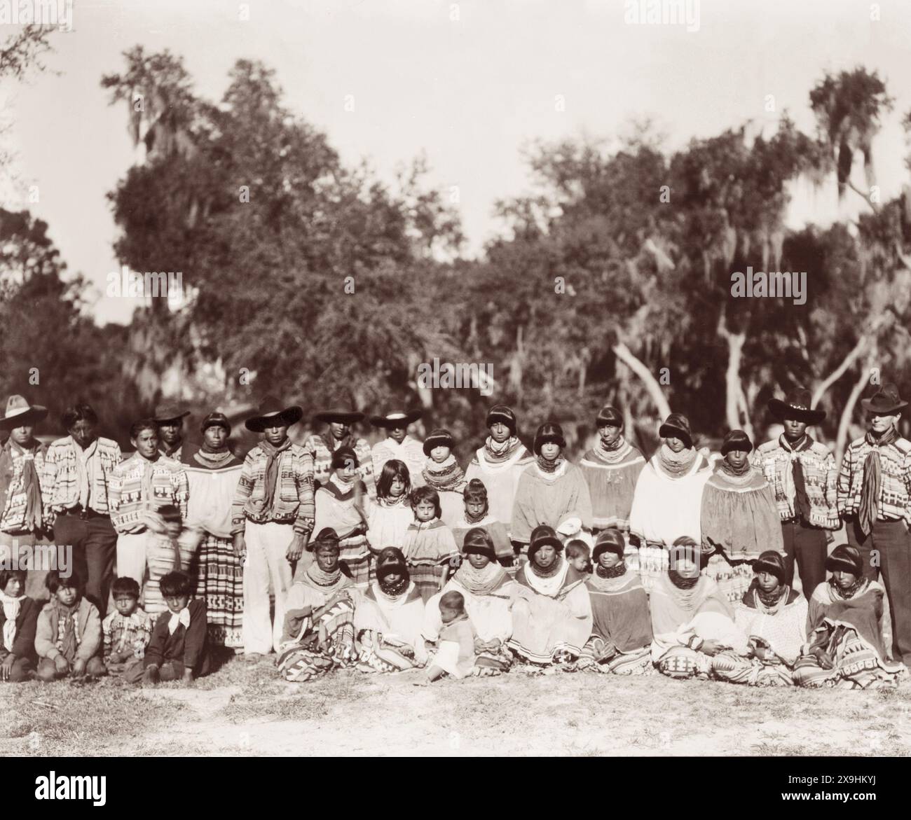 Portrait de groupe des familles indiennes Séminoles de Floride, c1936. (ÉTATS-UNIS) Banque D'Images