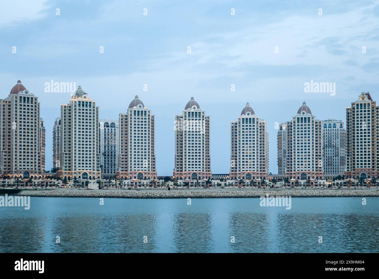 Doha, Qatar - 1er mai 2024 : The Pearl, une île artificielle près du prestigieux quartier de West Bay à Doha. Avec ses marinas bordées de yachts de style méditerranéen, R Banque D'Images