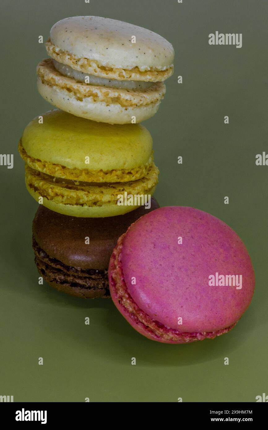 macarons colorés sur une table en bois Banque D'Images