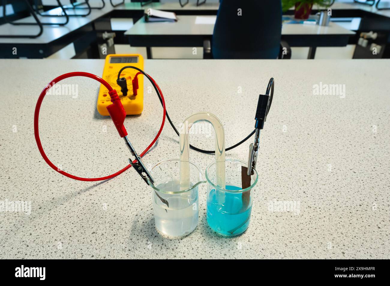 Des verres de bécher contenant une solution de cuivre et une solution de zinc sont reliés par un pont salin. Expérience de chimie pour démontrer le fonctionnement d'un Banque D'Images