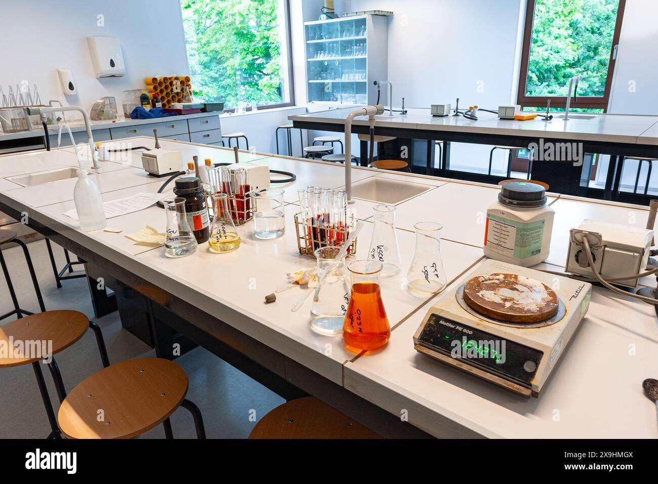 L'équipement d'un laboratoire de chimie est affiché sur une table dans un laboratoire. Banque D'Images