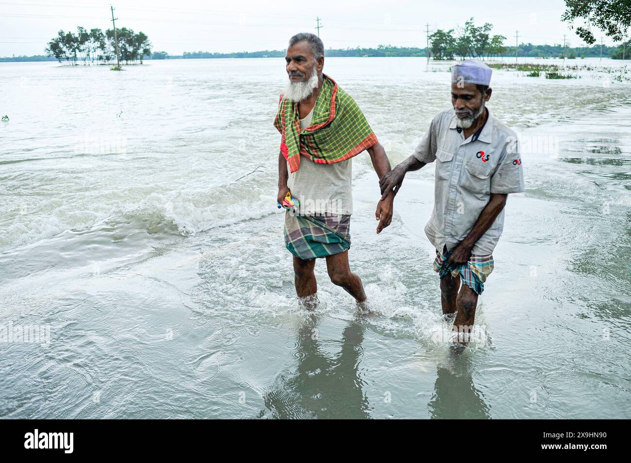 Le cyclone Remal frappe les Sylhet qui luttent pour traverser la route principale inondée de Lafnaut, dans la région de Goanghat upazila, en raison des fortes pluies après que le cyclone Remal a frappé le Bangladesh. Le 30 mai 2024 à Sylhet, Bangladesh. Sylhet Sylhet Bangladesh Copyright : xMdxRafayatxHaquexKhanxxEyepixxGrx Banque D'Images